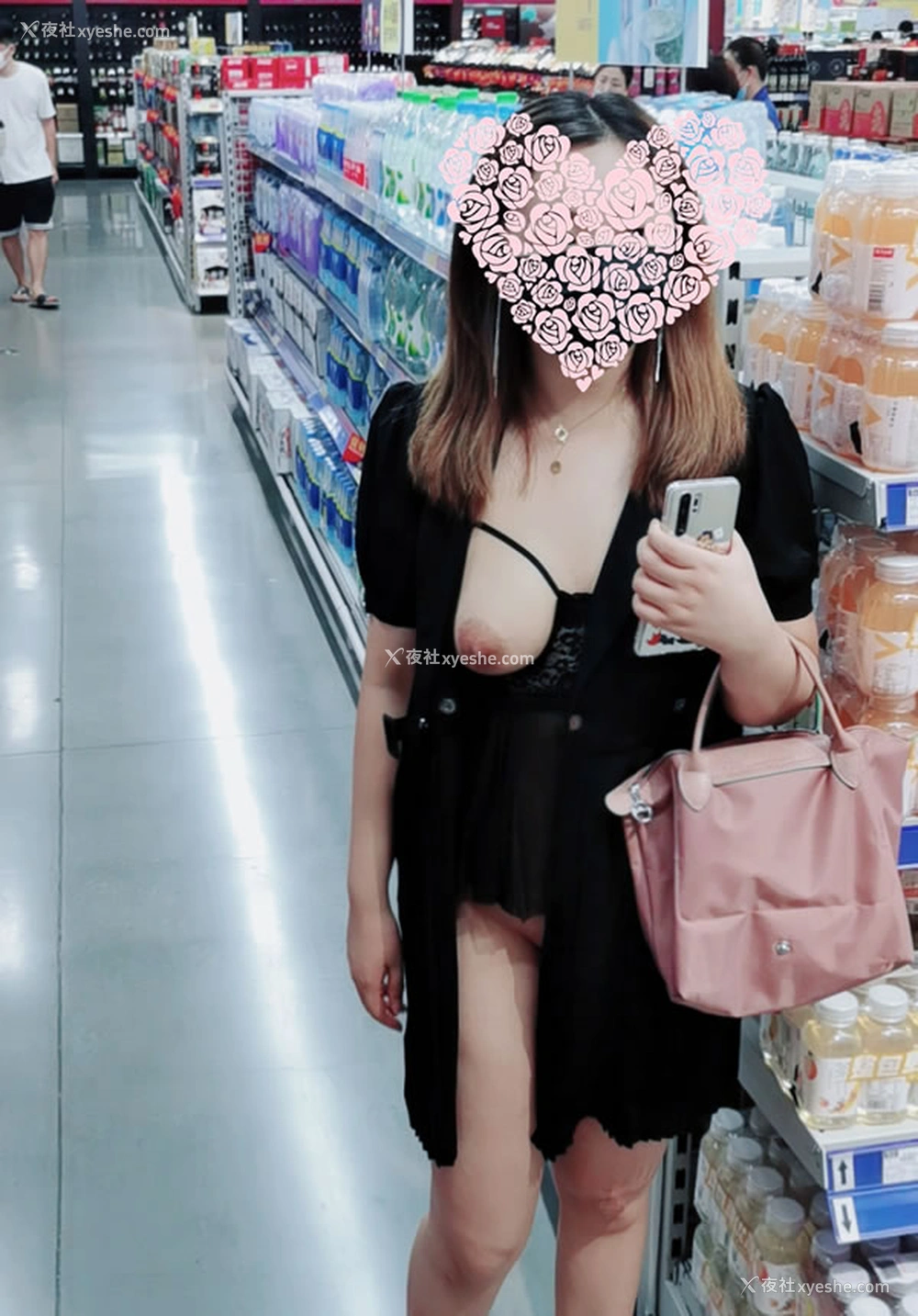 1P - 巨乳网红@我是娜娜呀 – 逛街式露出