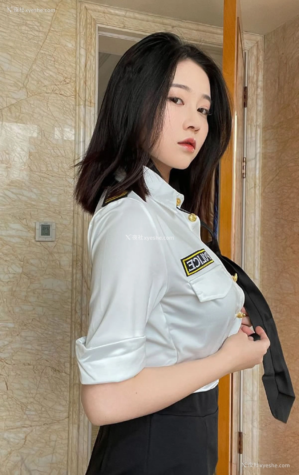 1P - 极品女神年年私拍涩女警制服的诱惑