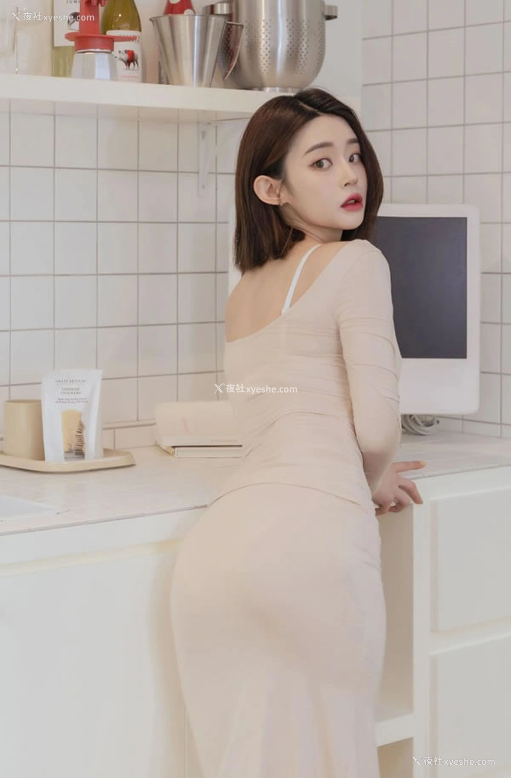 1P - 美艳姐姐肤色长裙无圣光写真上演人妻诱惑