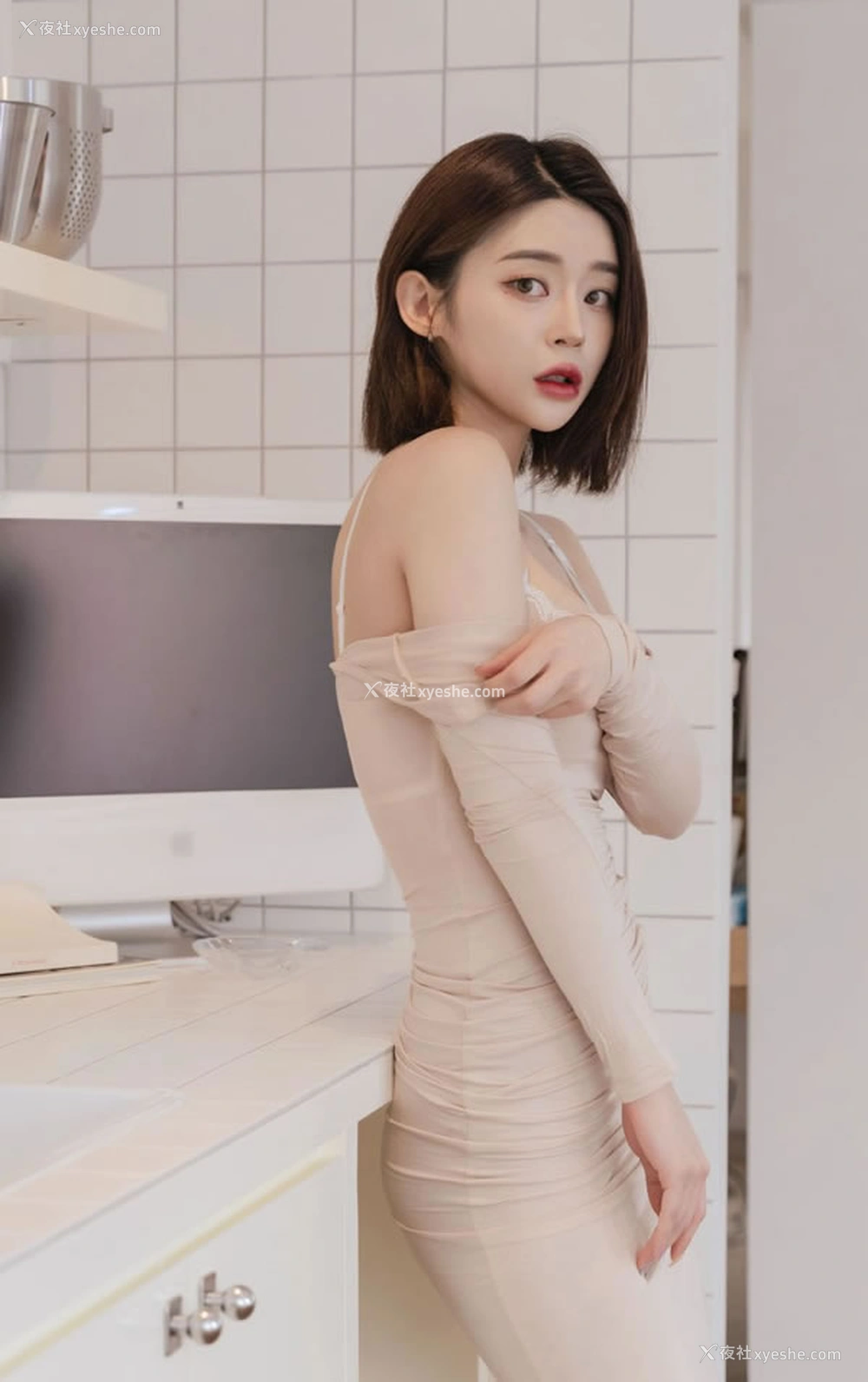 1P - 美艳姐姐肤色长裙无圣光写真上演人妻诱惑