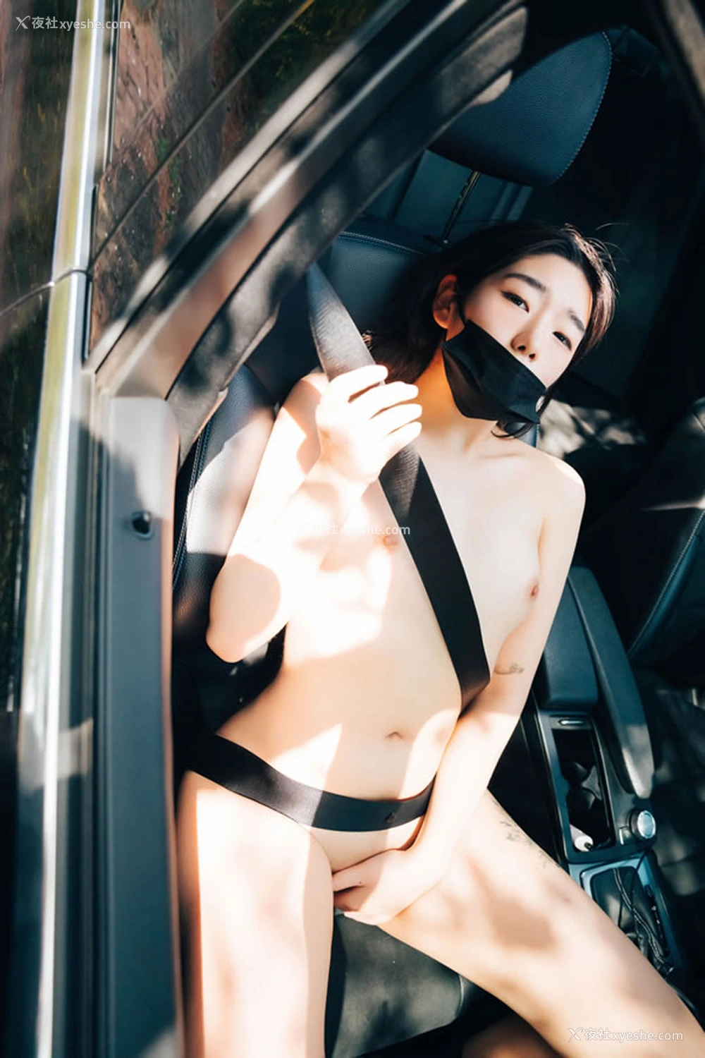 1P - 可爱小美女户外汽车私拍无圣光图集