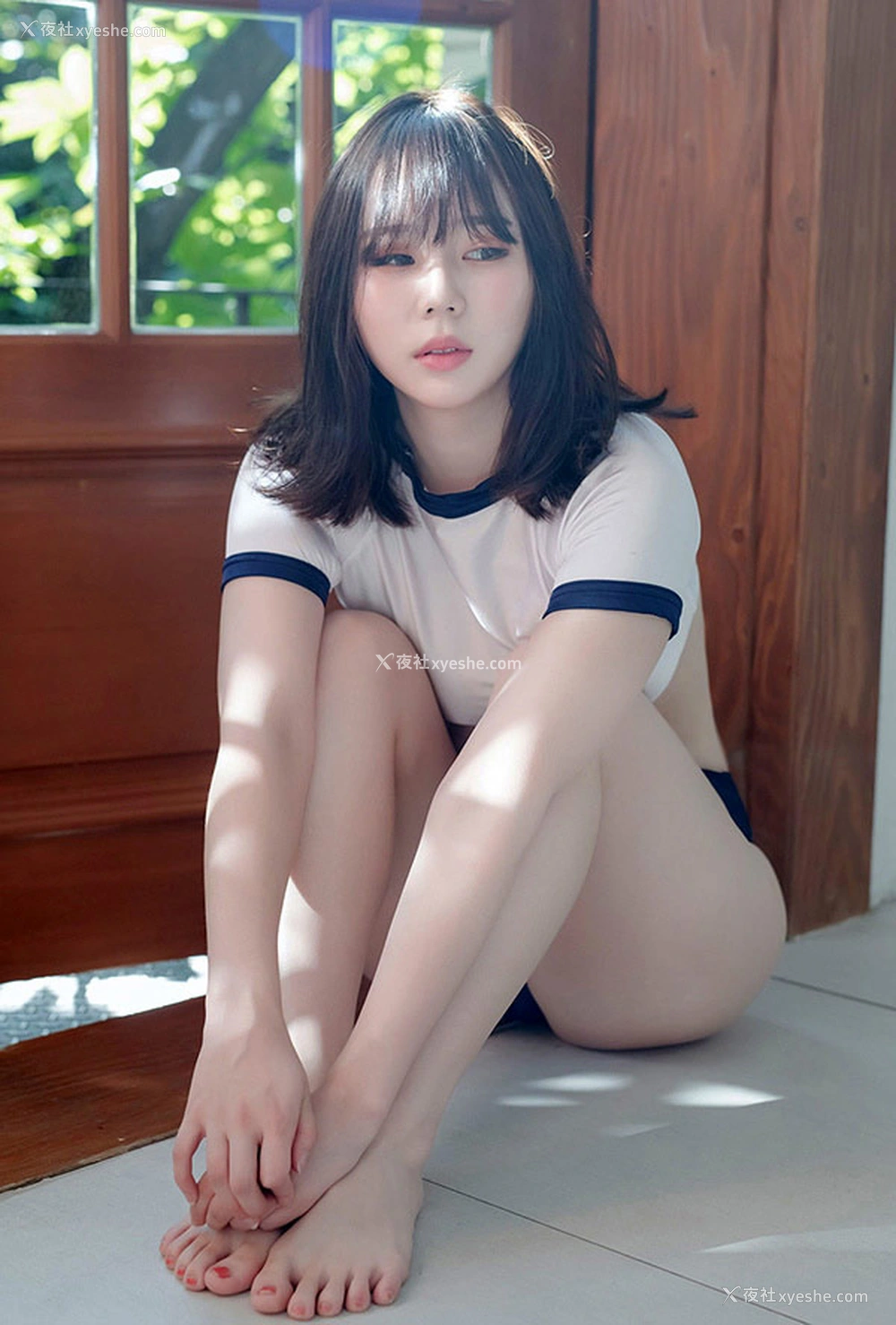 1P - 幽静庭院里的美女私拍写真如与世隔绝