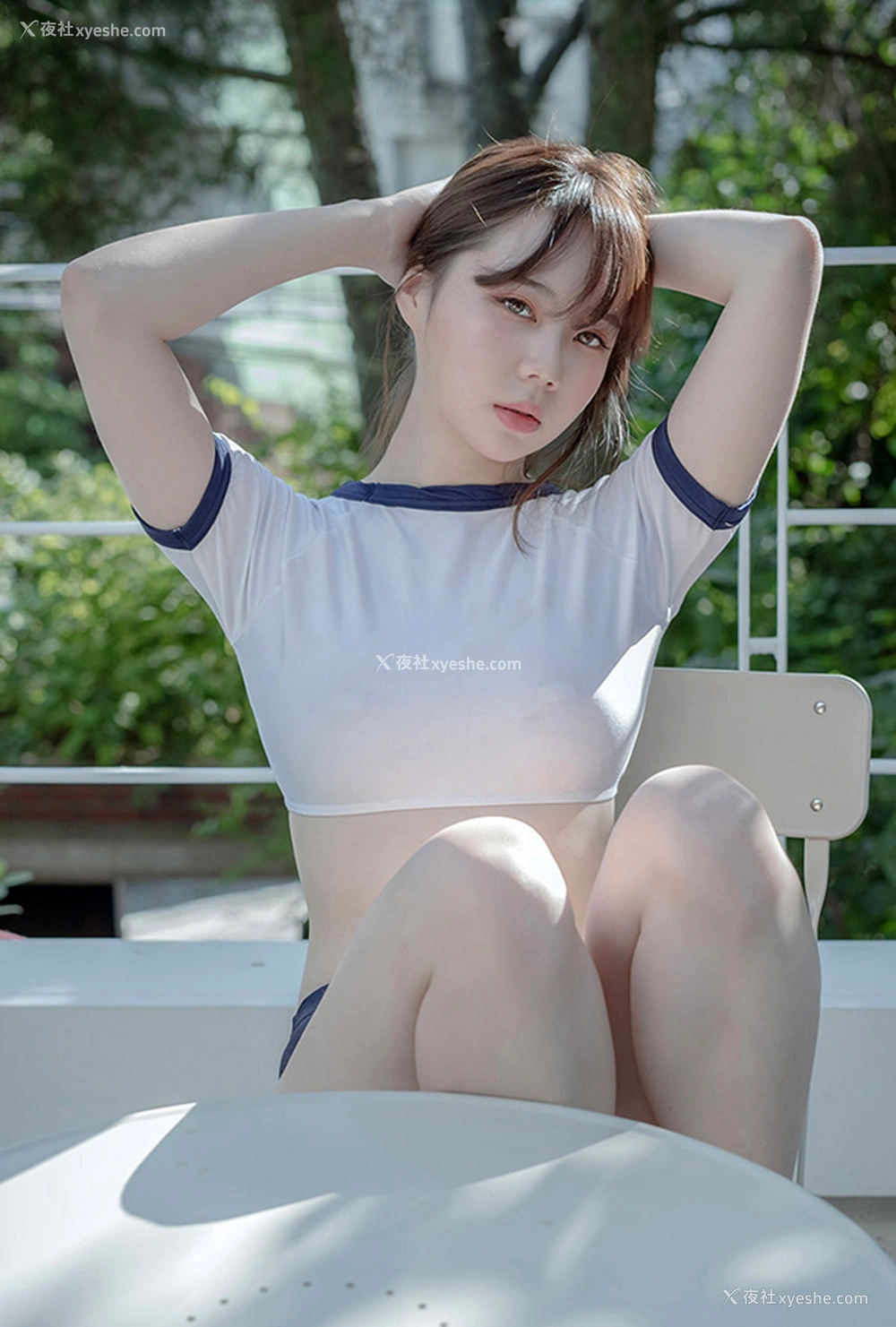 1P - 幽静庭院里的美女私拍写真如与世隔绝