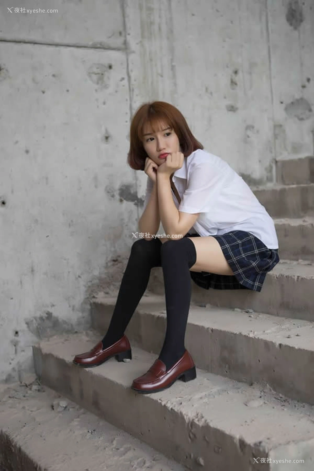 1P - k8傲娇萌萌Vivian学生装野外SM无圣光套图写真