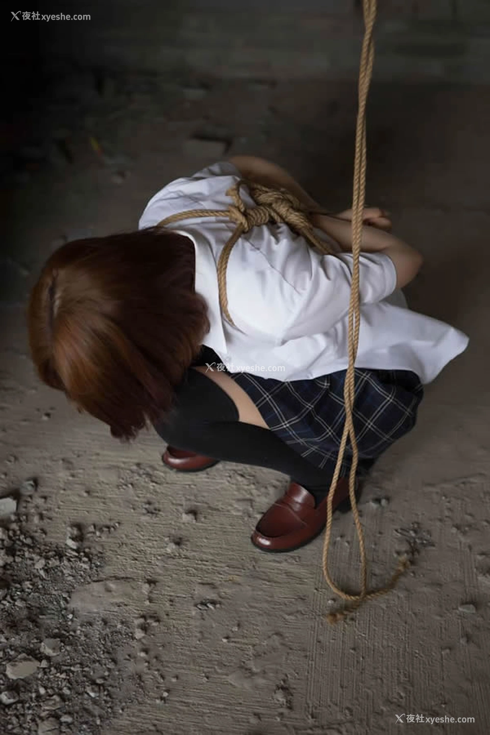 1P - k8傲娇萌萌Vivian学生装野外SM无圣光套图写真