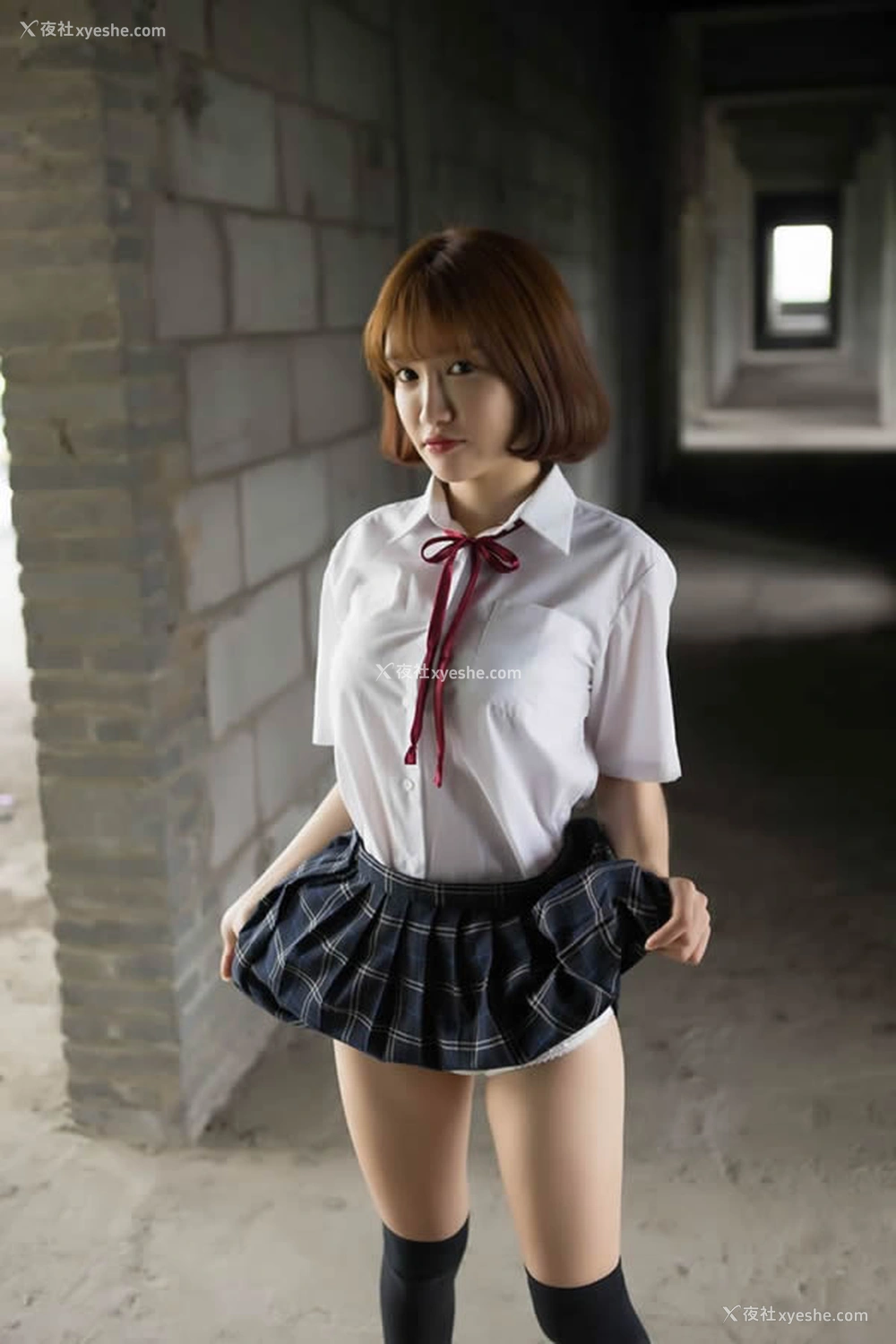 1P - k8傲娇萌萌Vivian学生装野外SM无圣光套图写真