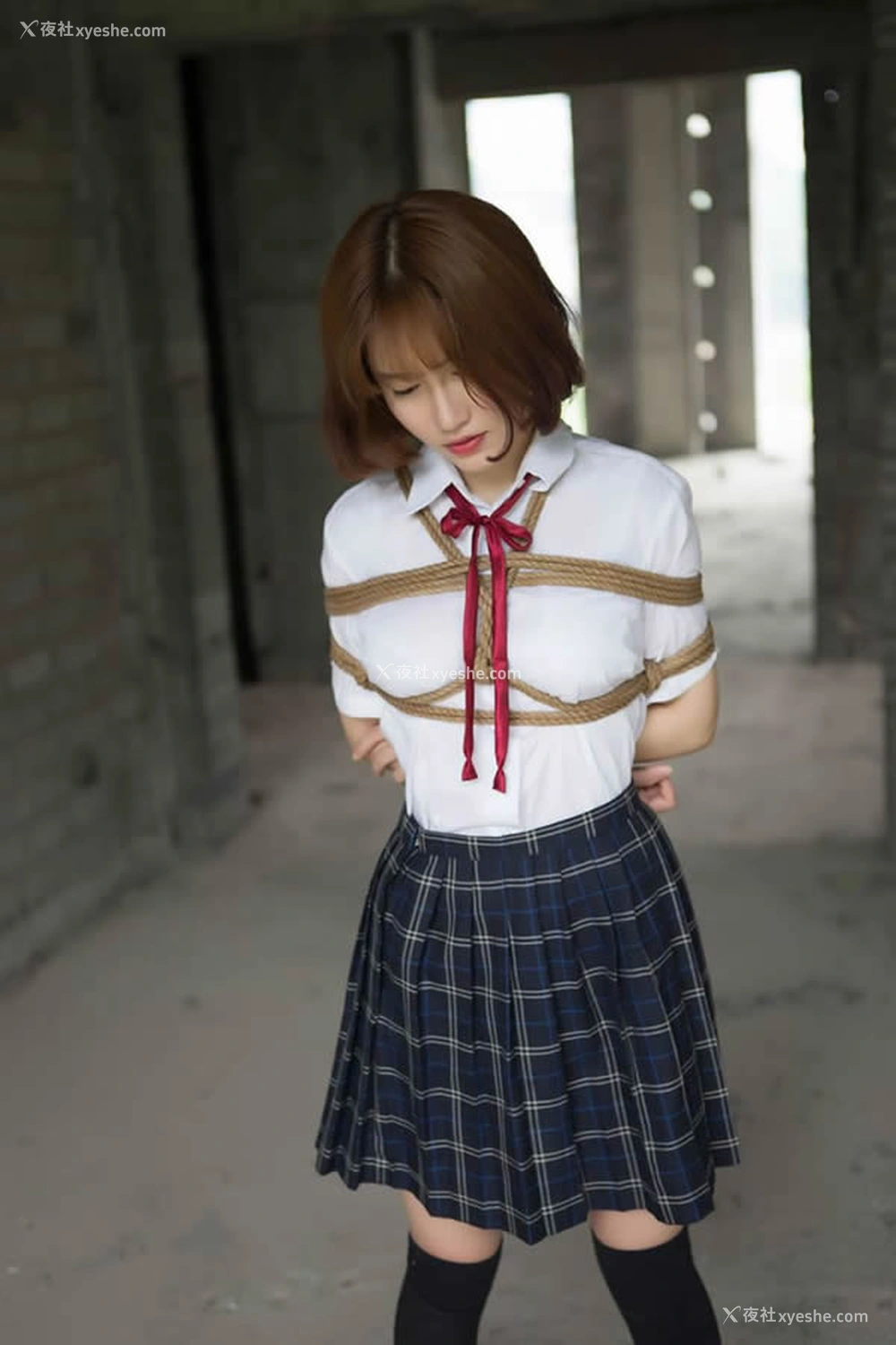1P - k8傲娇萌萌Vivian学生装野外SM无圣光套图写真