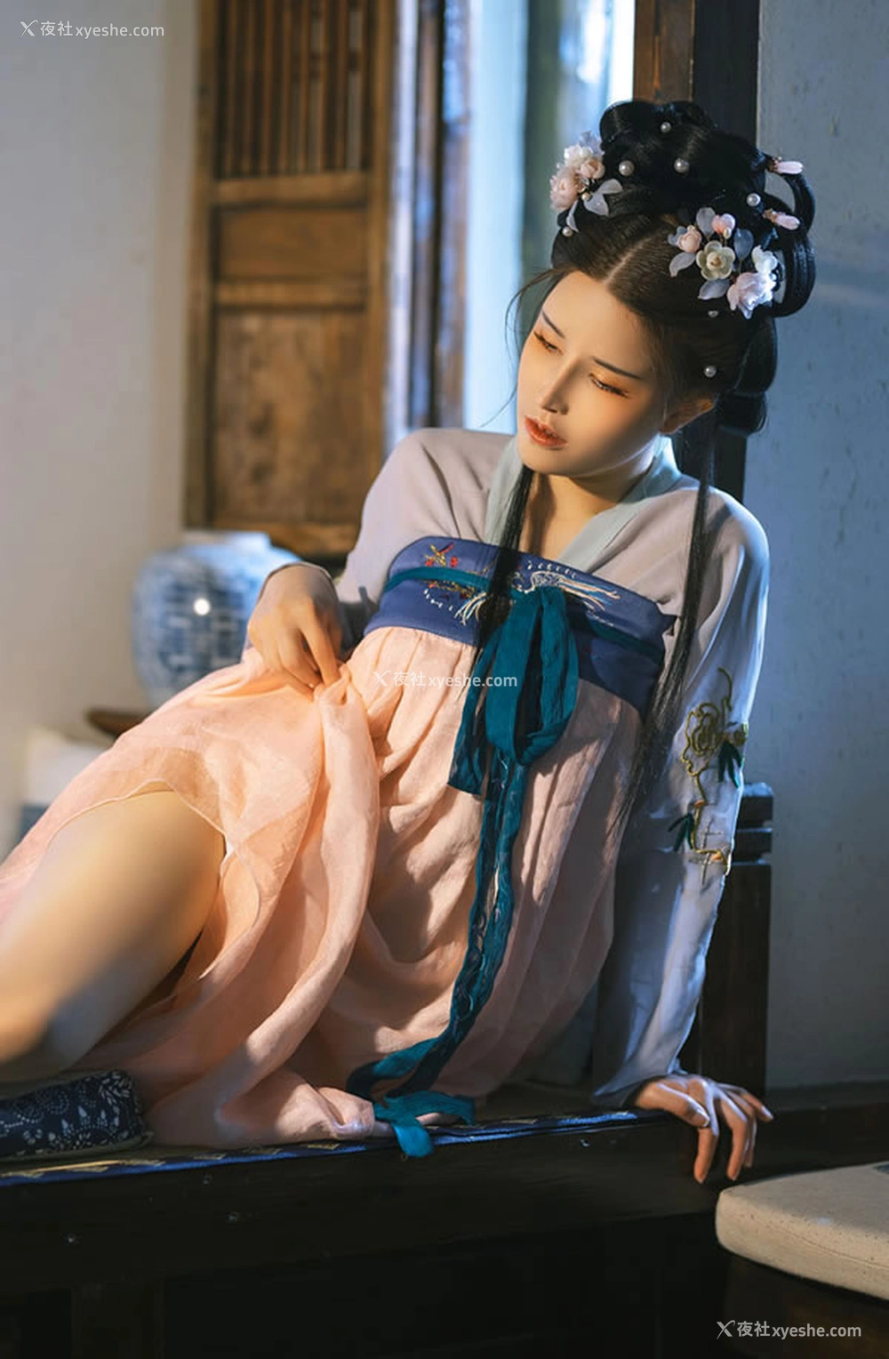 1P - 网红美女鹿八岁 – 汉服唯美人体写真
