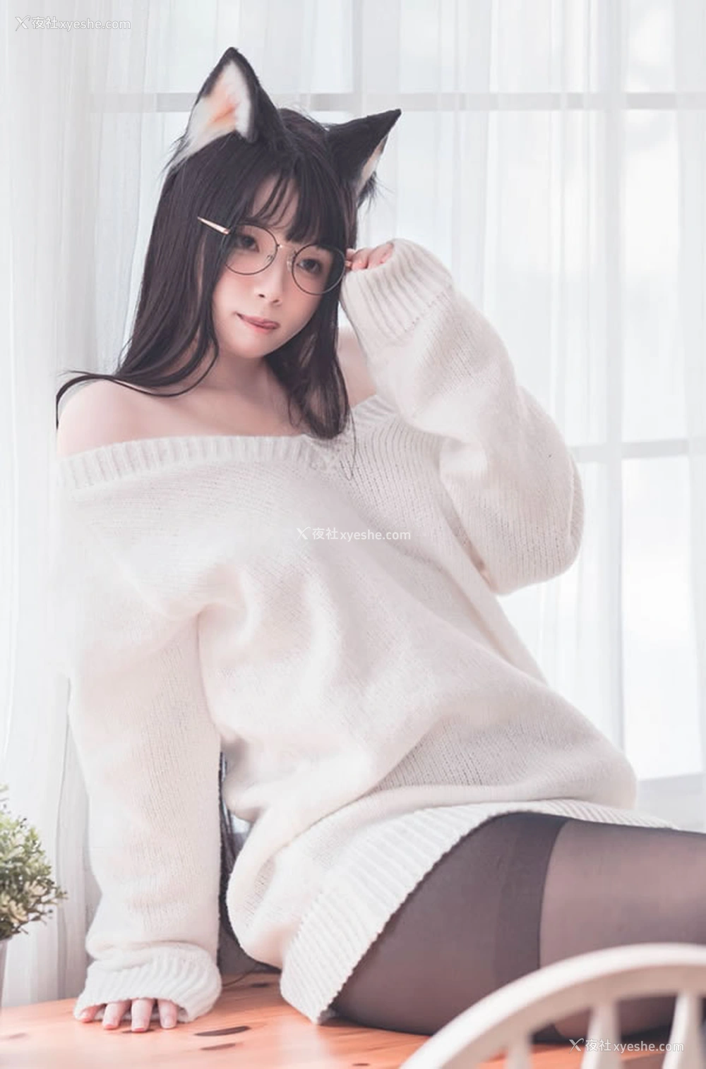 1P - 福利姬落落Raku – 狐女仆 针织衣女郎