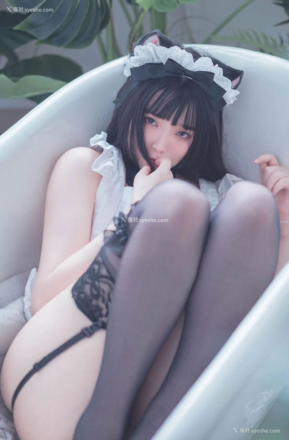 1P - 福利姬落落Raku – 狐女仆 针织衣女郎