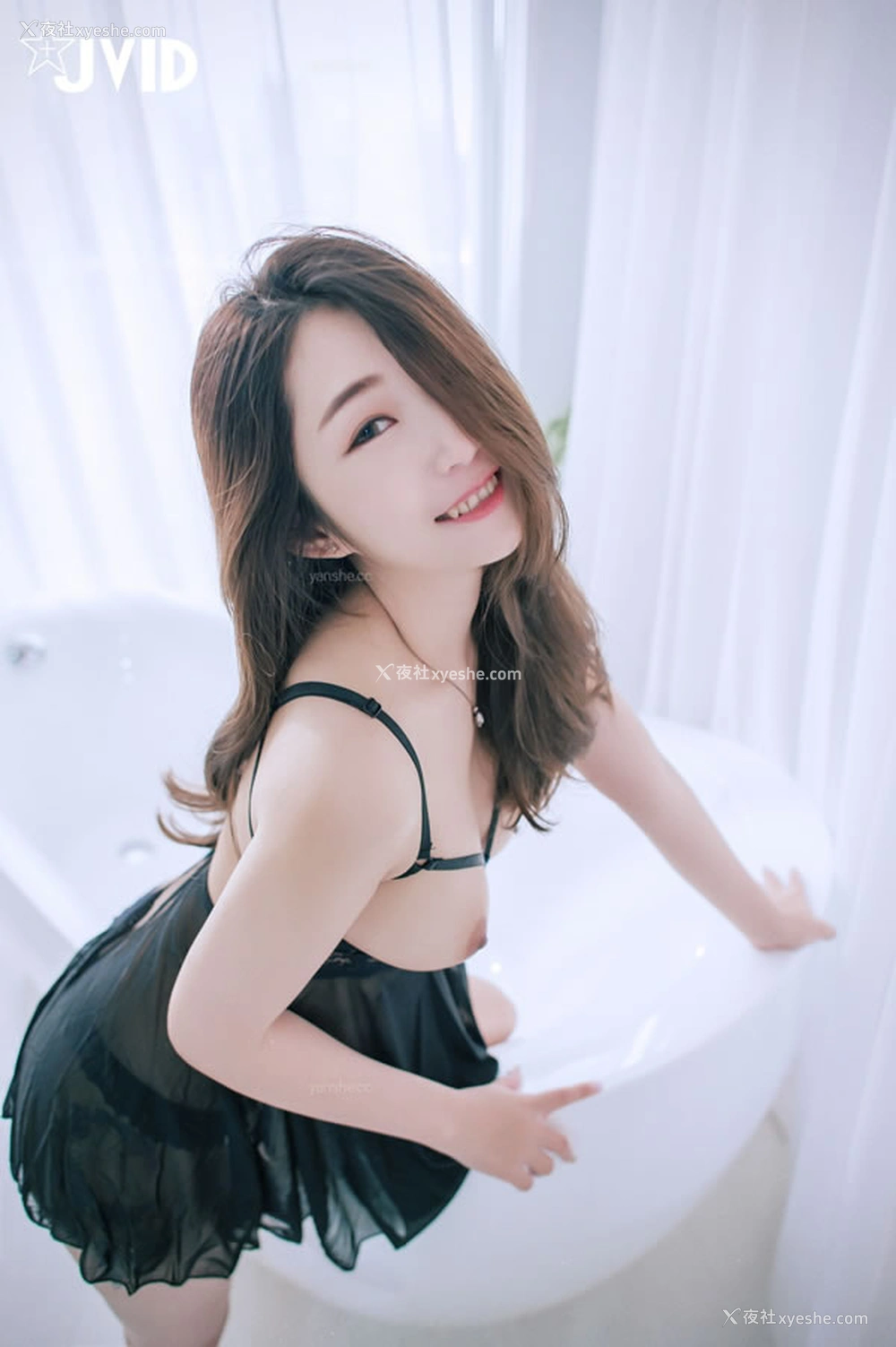 1P - 肉包小美女 – 黑丝透视情趣内衣乳夹调教