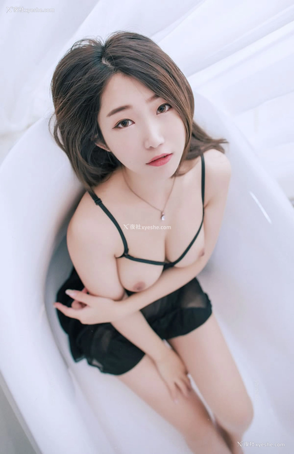1P - 肉包小美女 – 黑丝透视情趣内衣乳夹调教