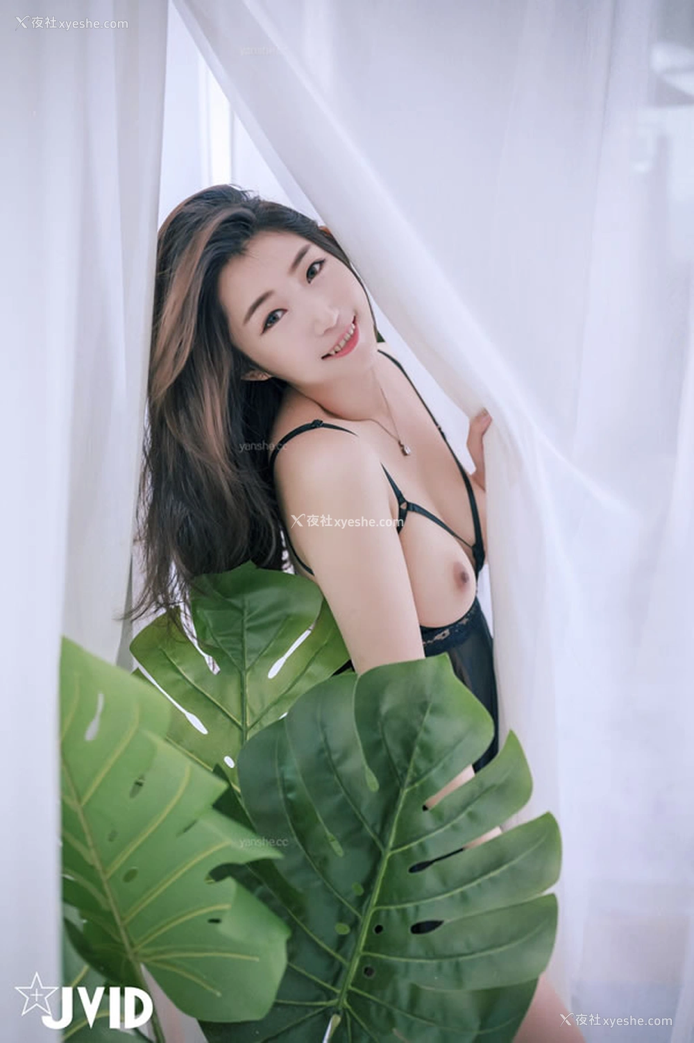 1P - 肉包小美女 – 黑丝透视情趣内衣乳夹调教