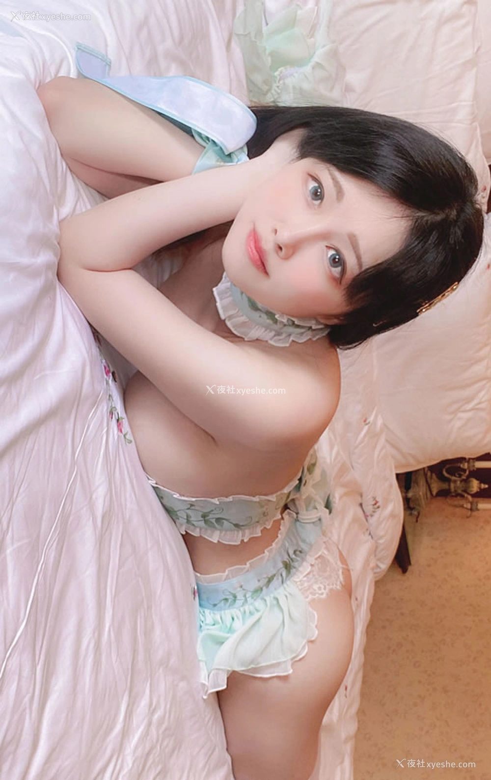 1P - 巨乳福利姬@Arty Huang-可爱湖绿小抹胸