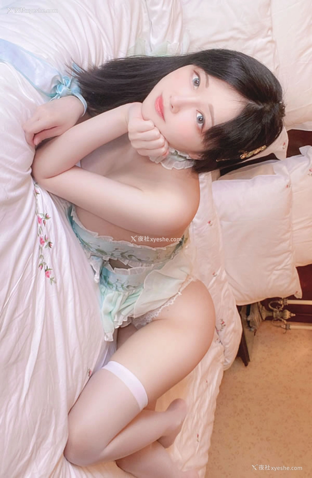1P - 巨乳福利姬@Arty Huang-可爱湖绿小抹胸