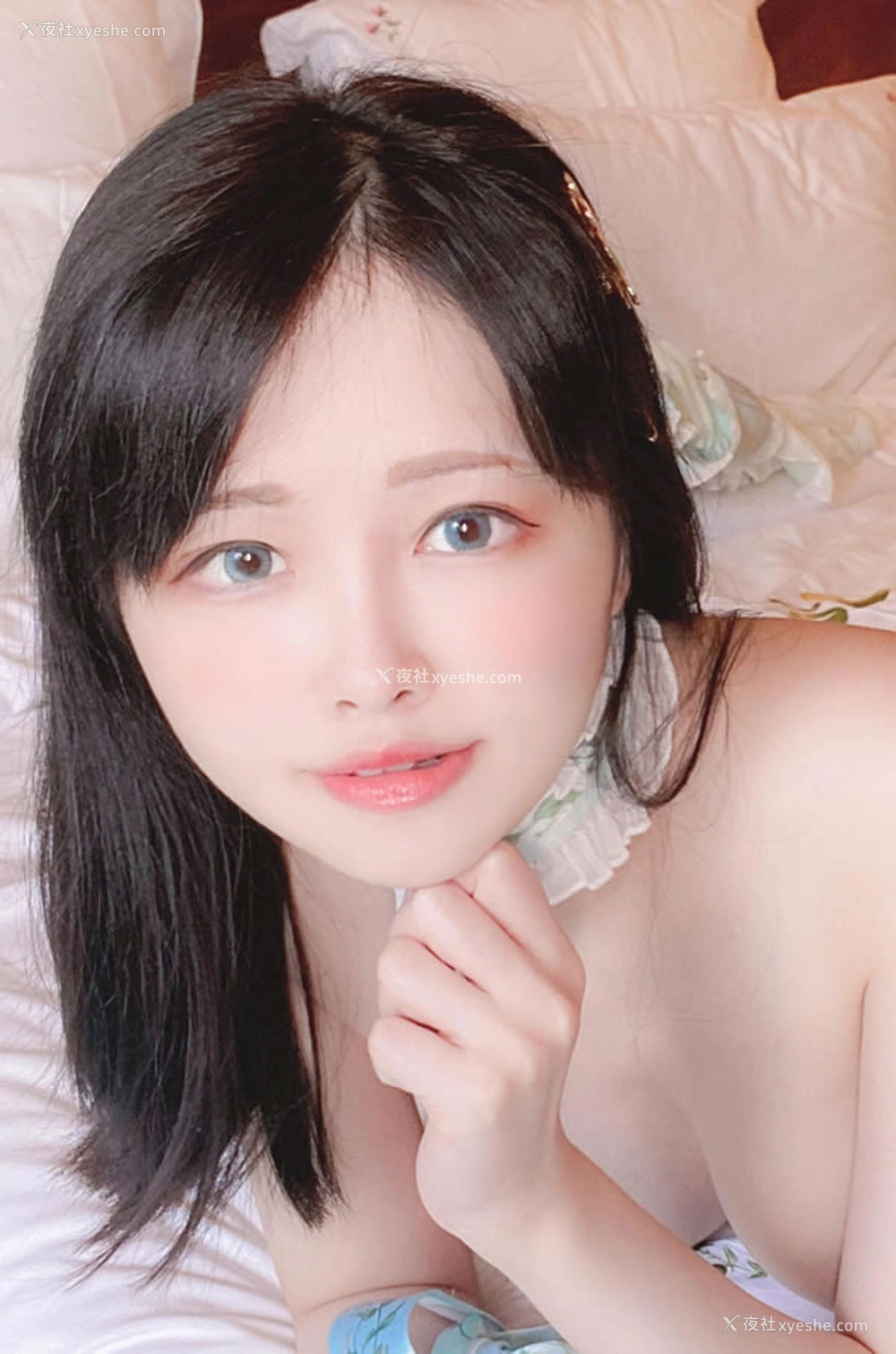 1P - 巨乳福利姬@Arty Huang-可爱湖绿小抹胸
