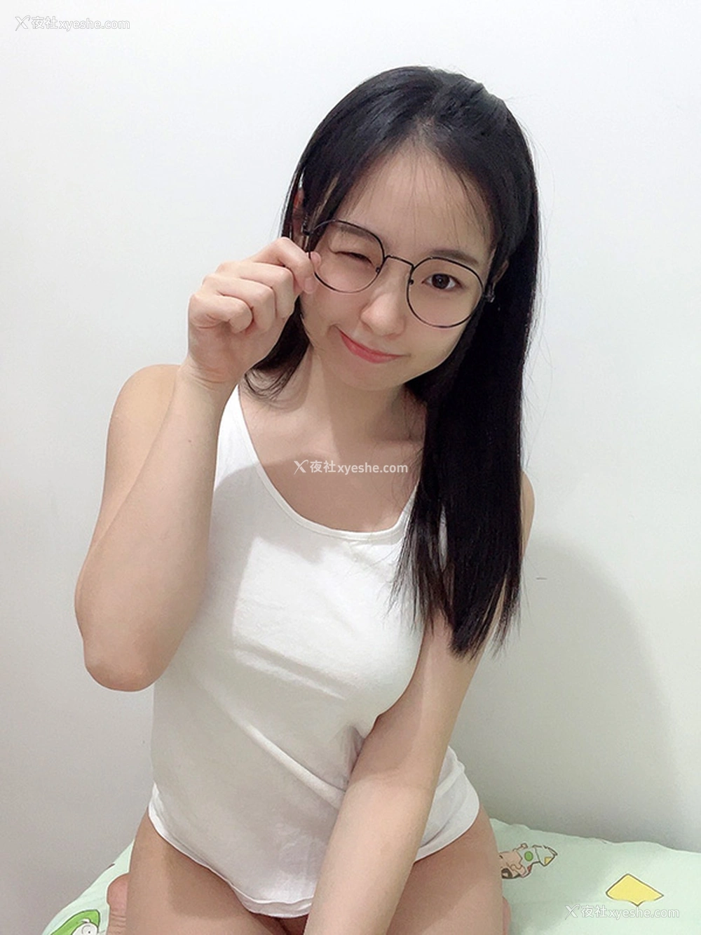 1P - 福利姬晴儿新年福利 毛绒内衣 小背心