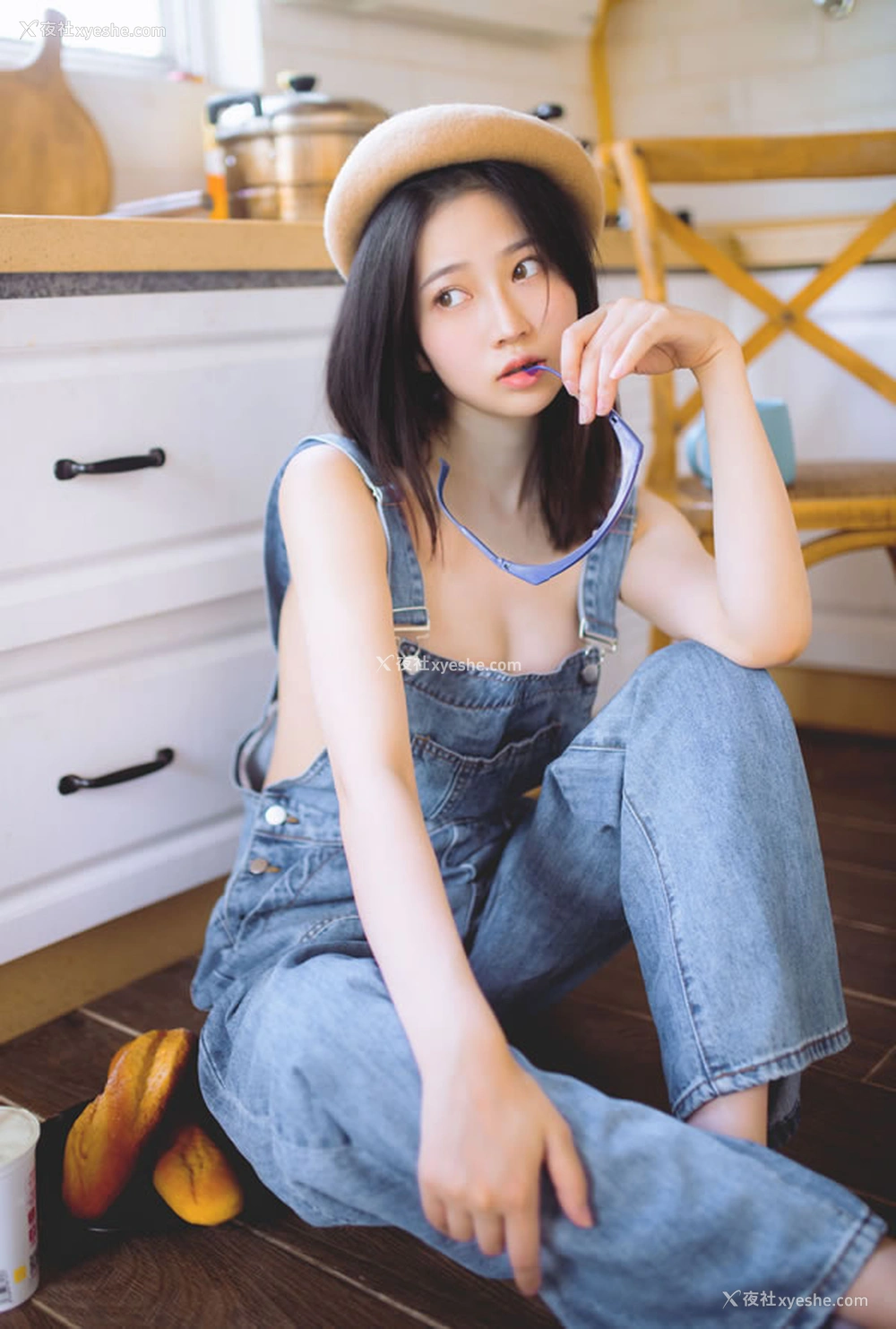 1P - 极品嫩模年年 – 背带裤无圣光唯美图集