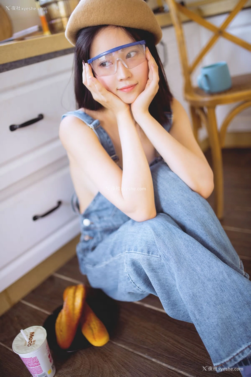 1P - 极品嫩模年年 – 背带裤无圣光唯美图集