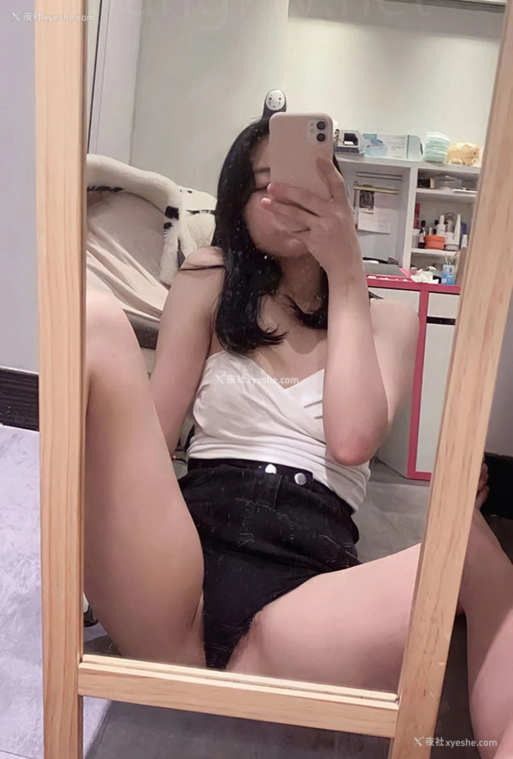 1P - 粉嫩的19岁素人美女私拍尺度人体集