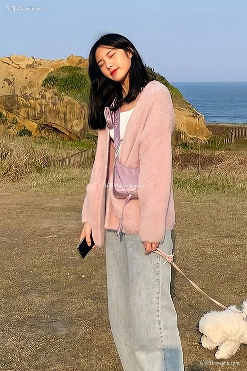 1P - 粉嫩的19岁素人美女私拍尺度人体集