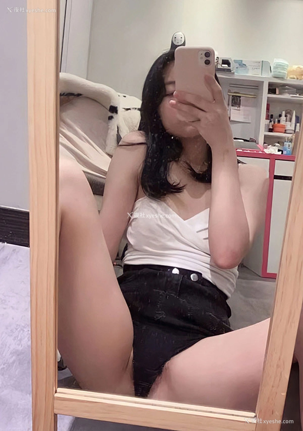 1P - 粉嫩的19岁素人美女私拍尺度人体集