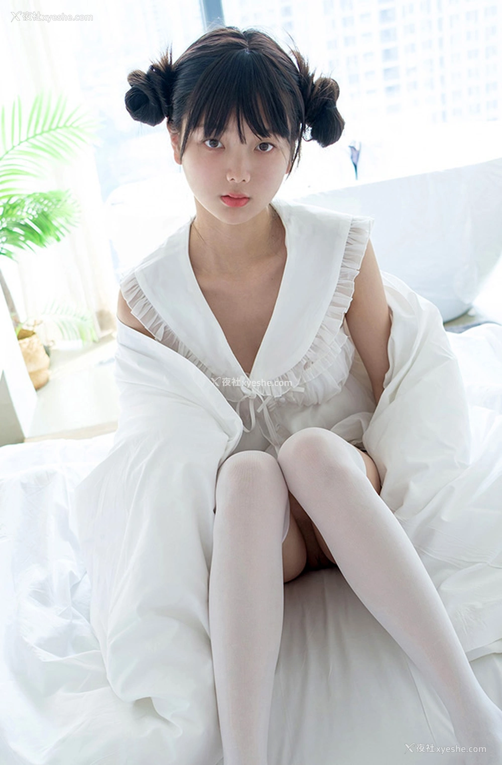 1P - 福利姬赤西夜夜之双丸子头白衣吊带女生