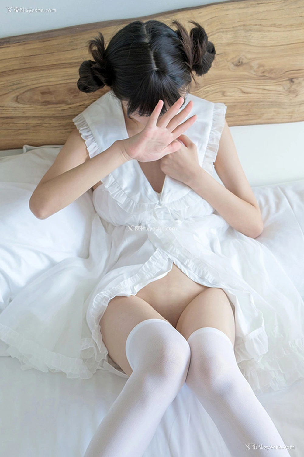 1P - 福利姬赤西夜夜之双丸子头白衣吊带女生