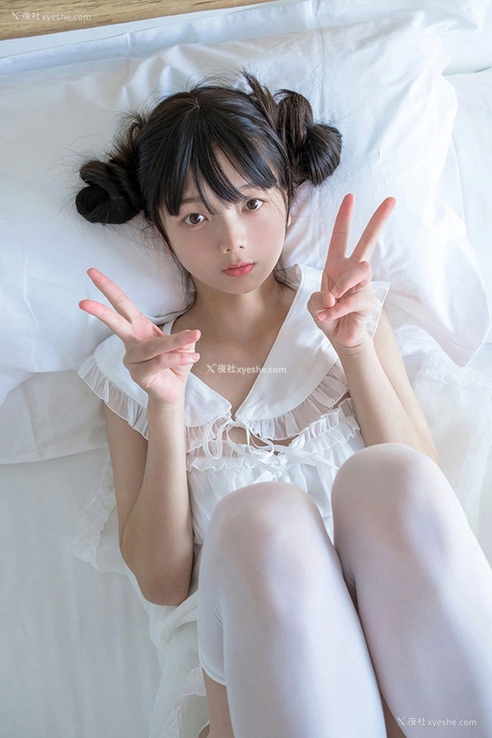 1P - 福利姬赤西夜夜之双丸子头白衣吊带女生