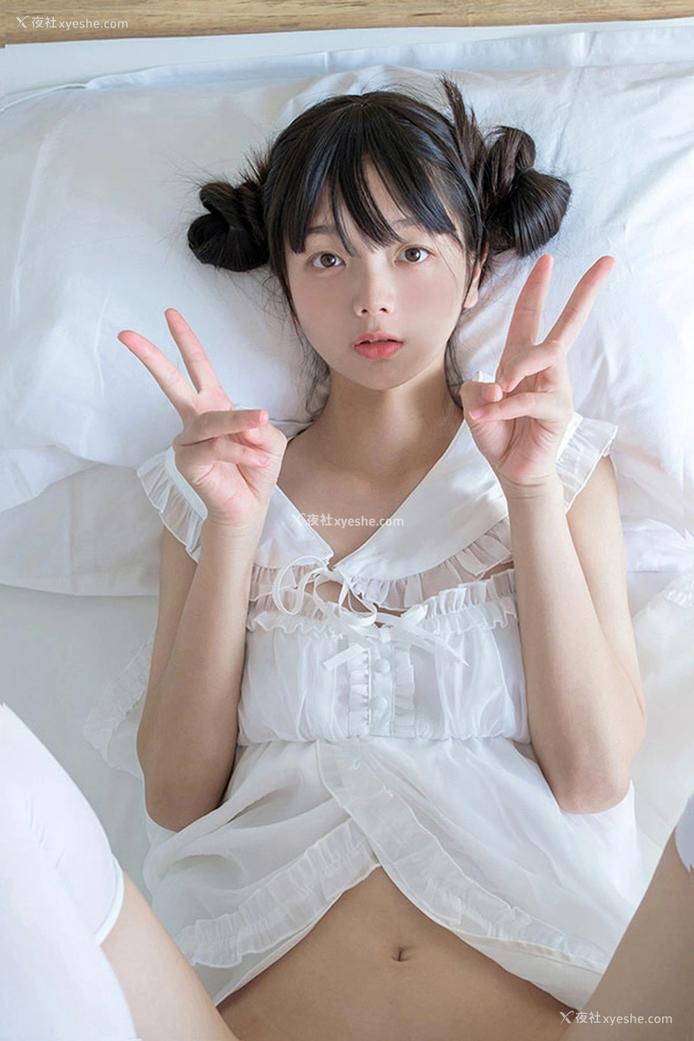 1P - 福利姬赤西夜夜之双丸子头白衣吊带女生