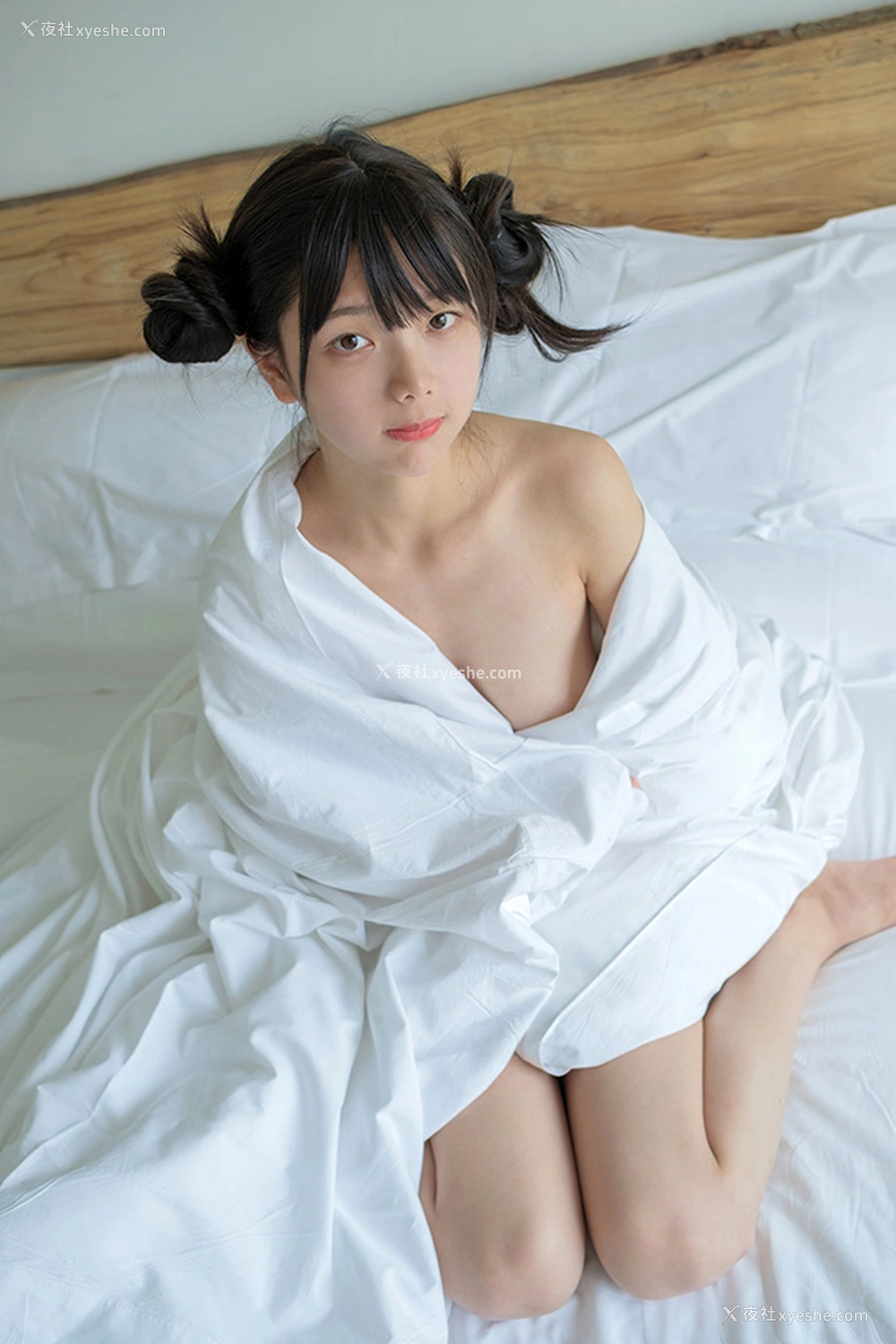 1P - 福利姬赤西夜夜之双丸子头白衣吊带女生