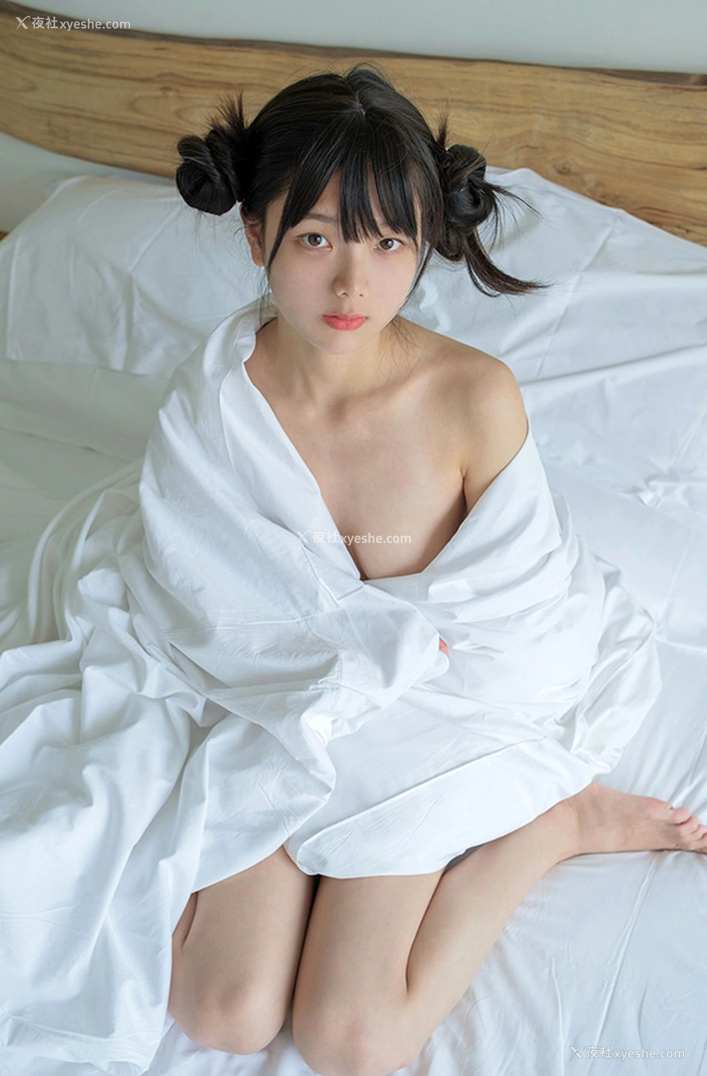 1P - 福利姬赤西夜夜之双丸子头白衣吊带女生