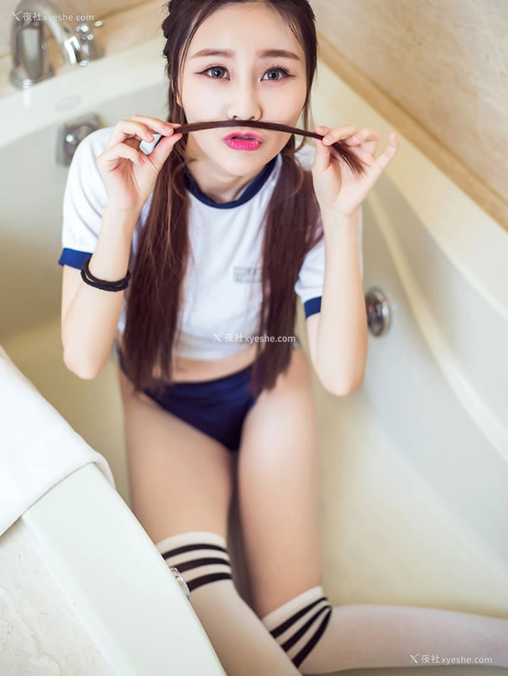 1P - 头条女神周思超无圣光学生装浴室湿身写真激情澎湃