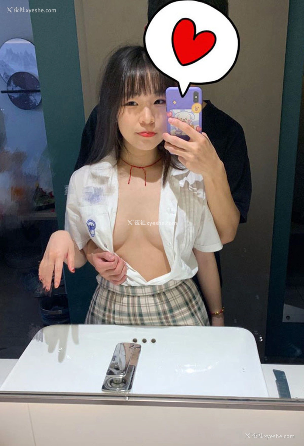 1P - 刚毕业的大学女生居家自拍尺度视图