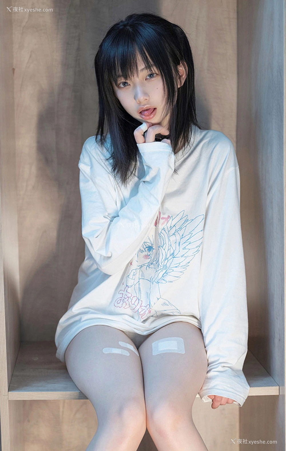 1P - 网红美女千澄泡泡袜少女 裸体围巾犬娘