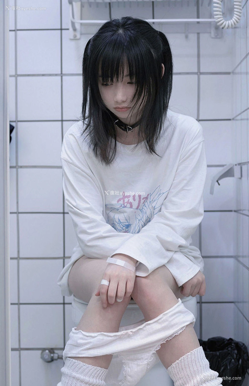 1P - 网红美女千澄泡泡袜少女 裸体围巾犬娘
