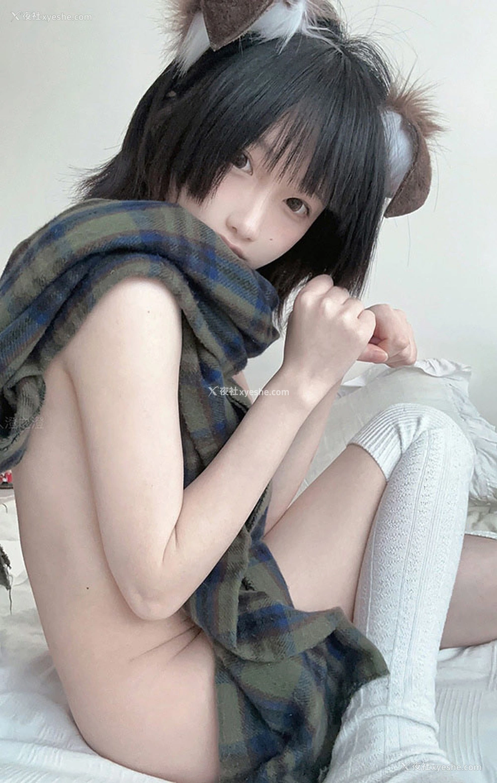 1P - 网红美女千澄泡泡袜少女 裸体围巾犬娘