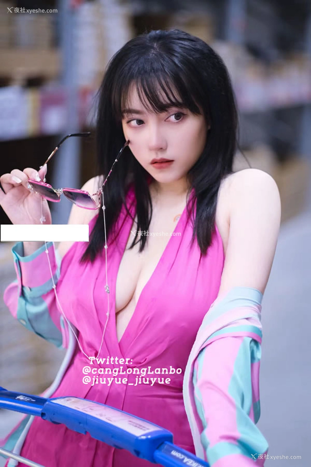 1P - 福利姬酒月桃红连体衣商场露出尺度图集