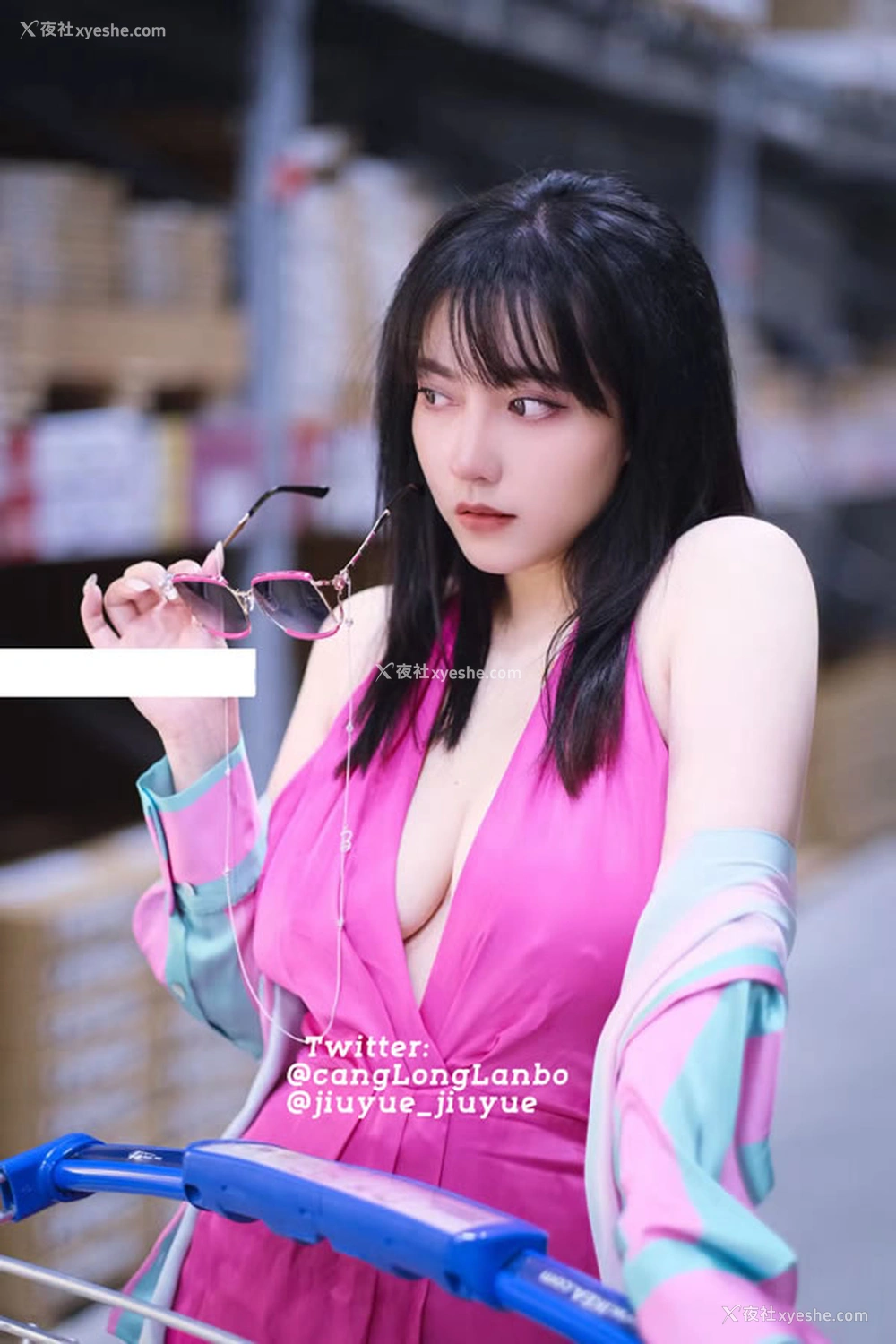 1P - 福利姬酒月桃红连体衣商场露出尺度图集