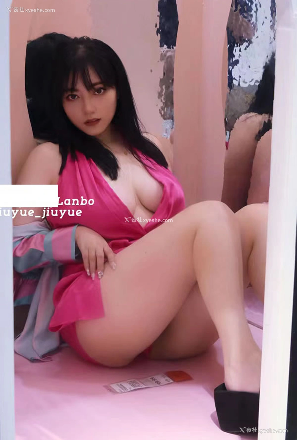 1P - 福利姬酒月桃红连体衣商场露出尺度图集