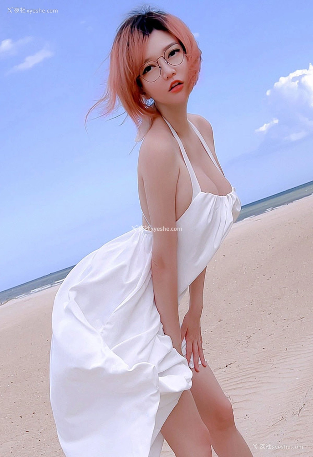 1P - 丰满美女Potato Godzilla海边吊带裙尺度写真