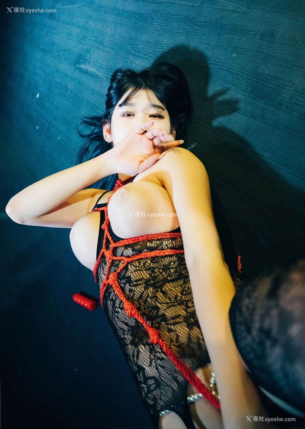 1P - 蕾丝紧身美女Zia深夜SM调教滴蜡记