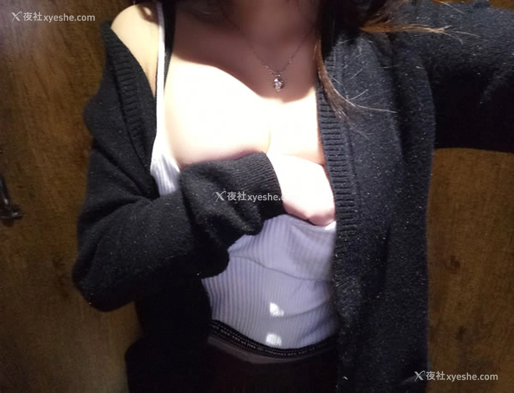 1P - 网红美女你们的小秋秋-野外和厕所无圣光写真