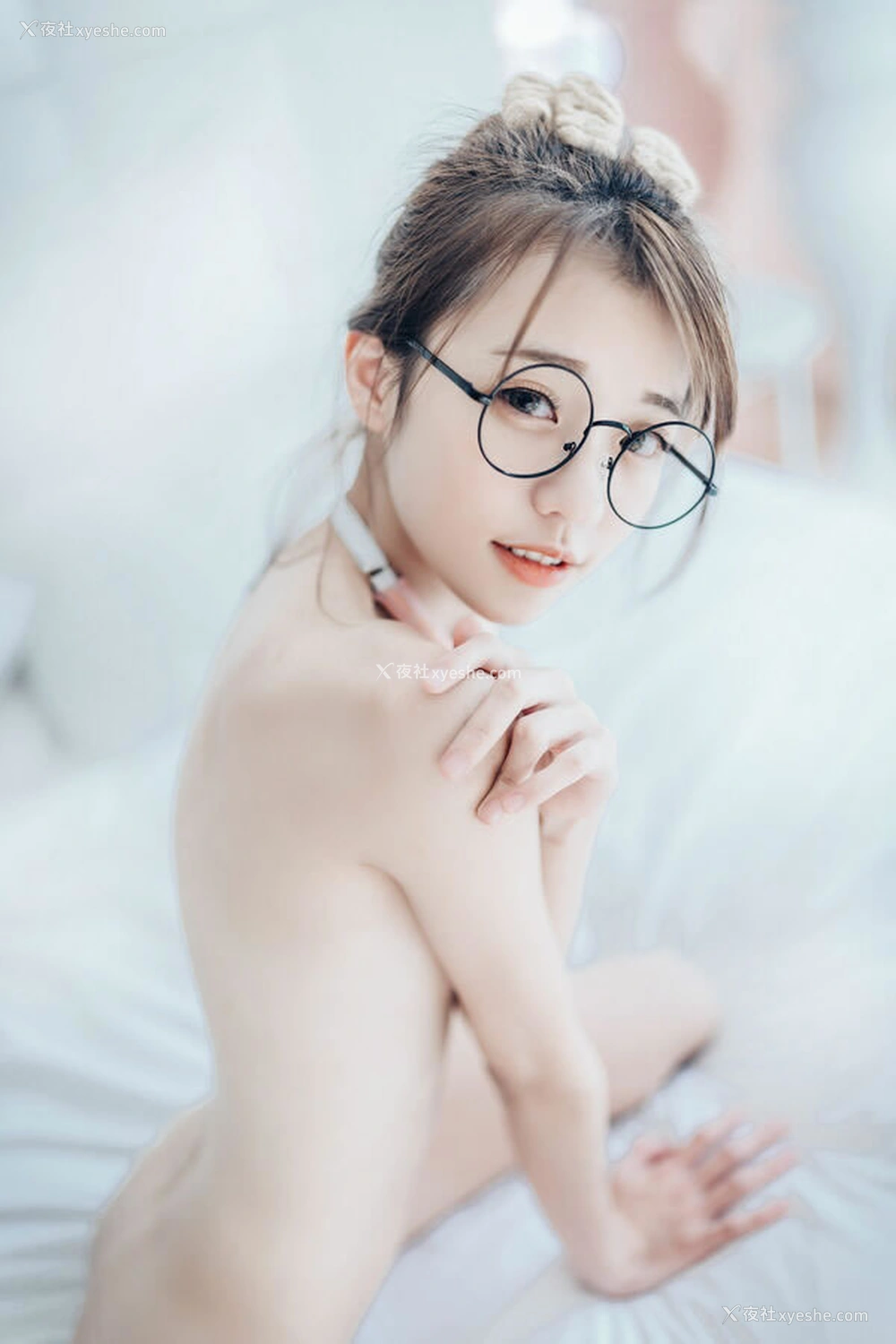 1P - 俏皮小姐姐妍妍粉格子JK无圣光图集