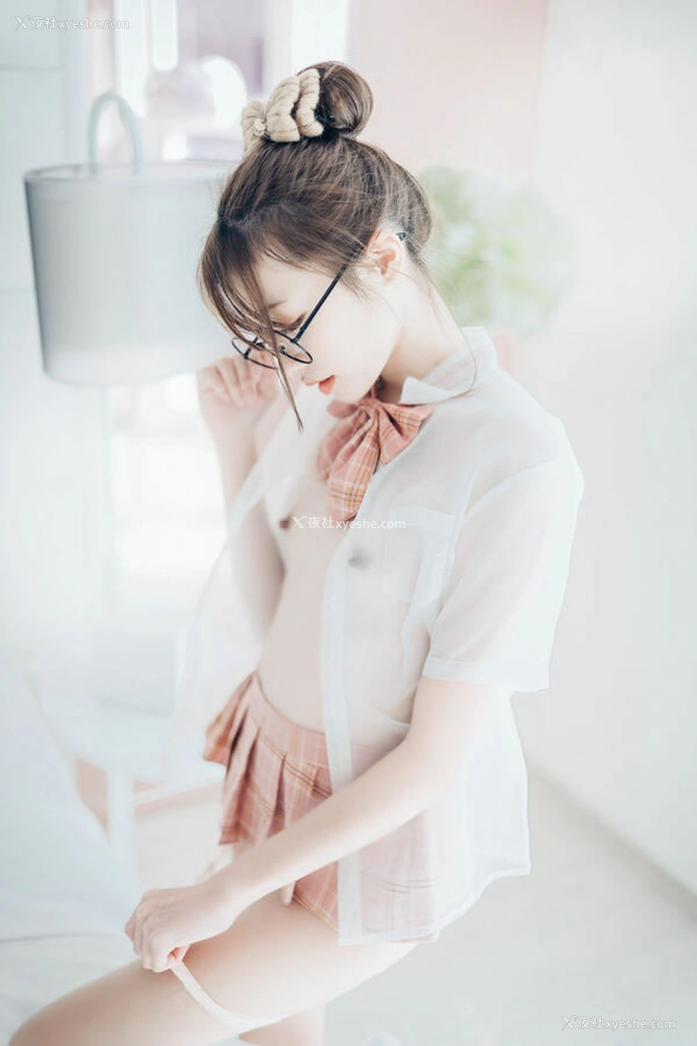 1P - 俏皮小姐姐妍妍粉格子JK无圣光图集