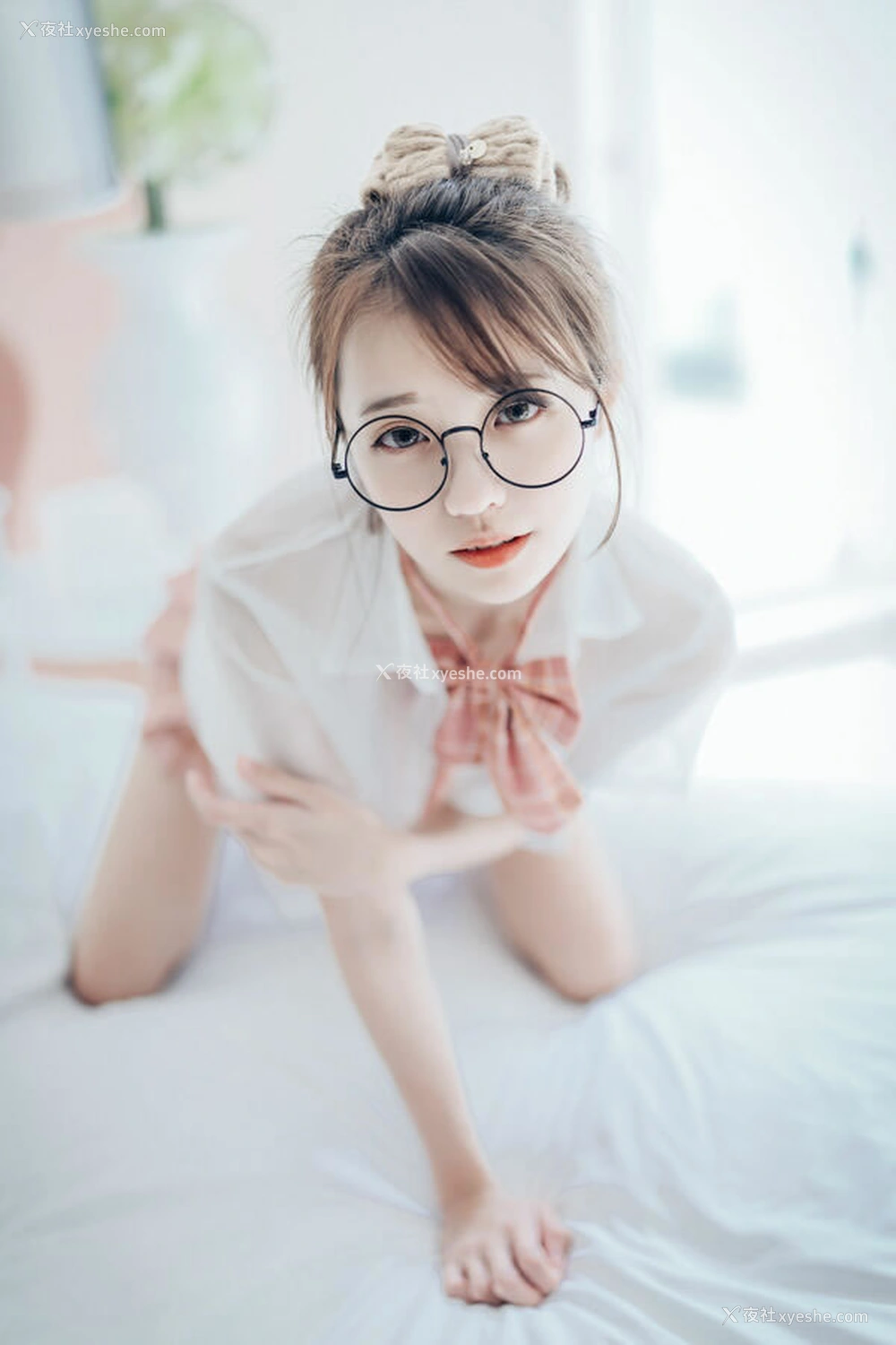 1P - 俏皮小姐姐妍妍粉格子JK无圣光图集