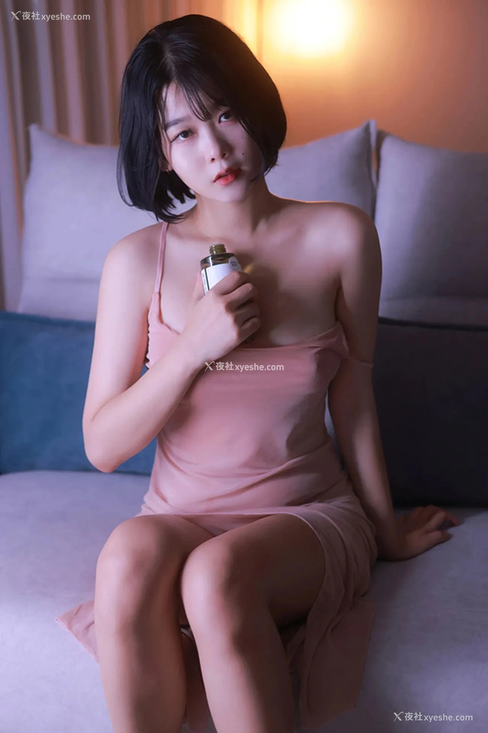 1P - 俏丽短发小美女Zia粉色吊带裙尺度福利图