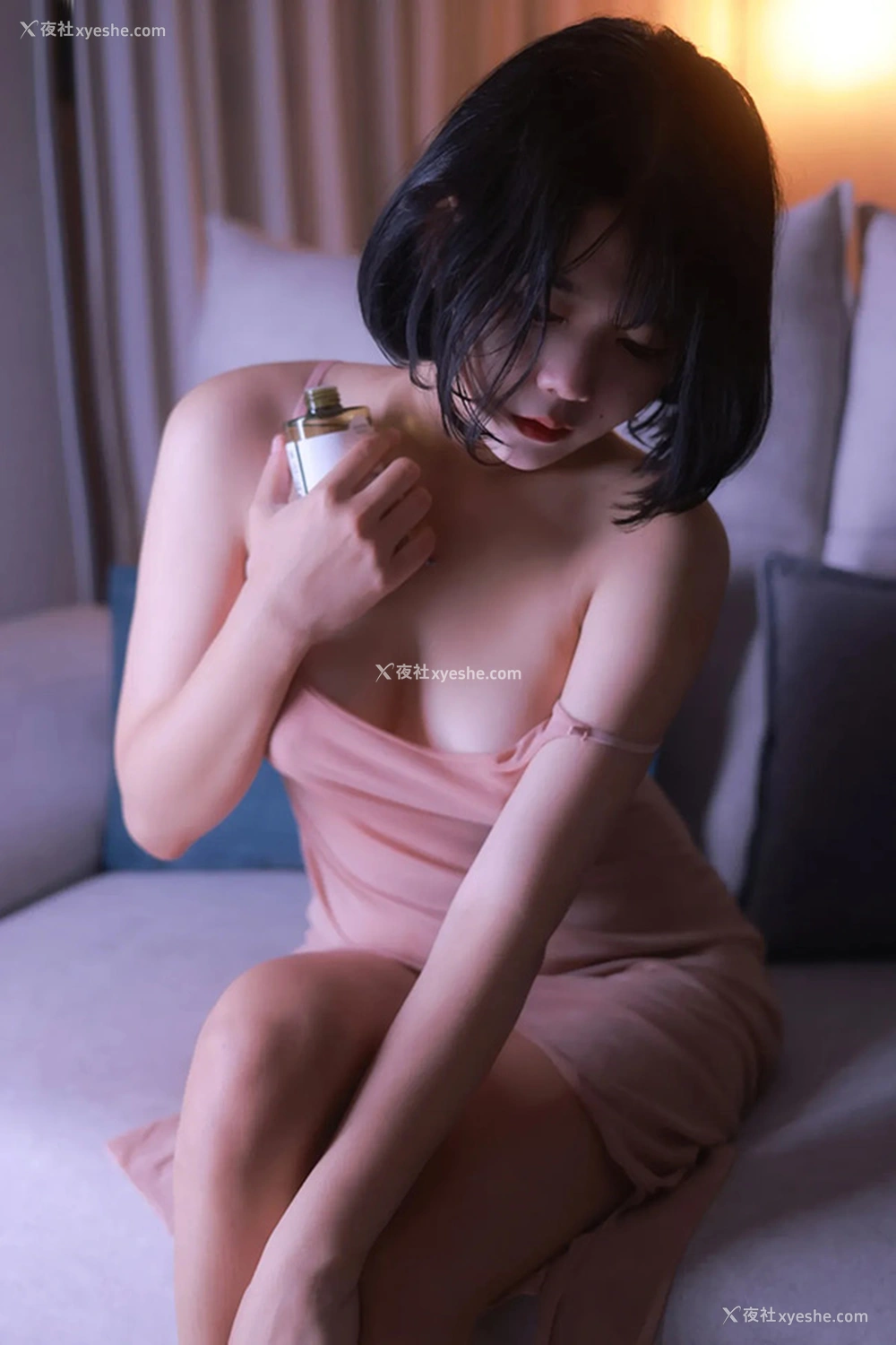 1P - 俏丽短发小美女Zia粉色吊带裙尺度福利图