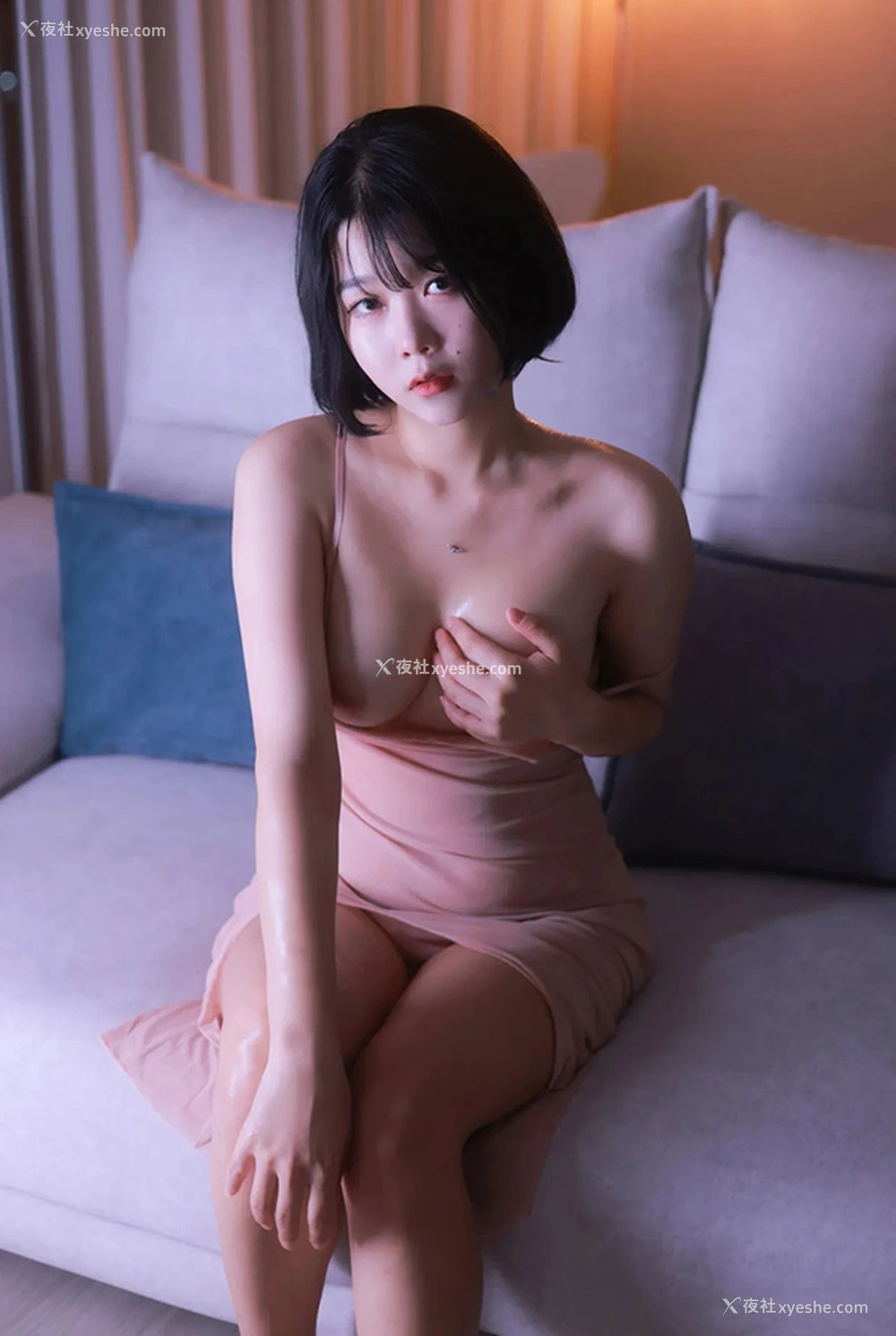 1P - 俏丽短发小美女Zia粉色吊带裙尺度福利图