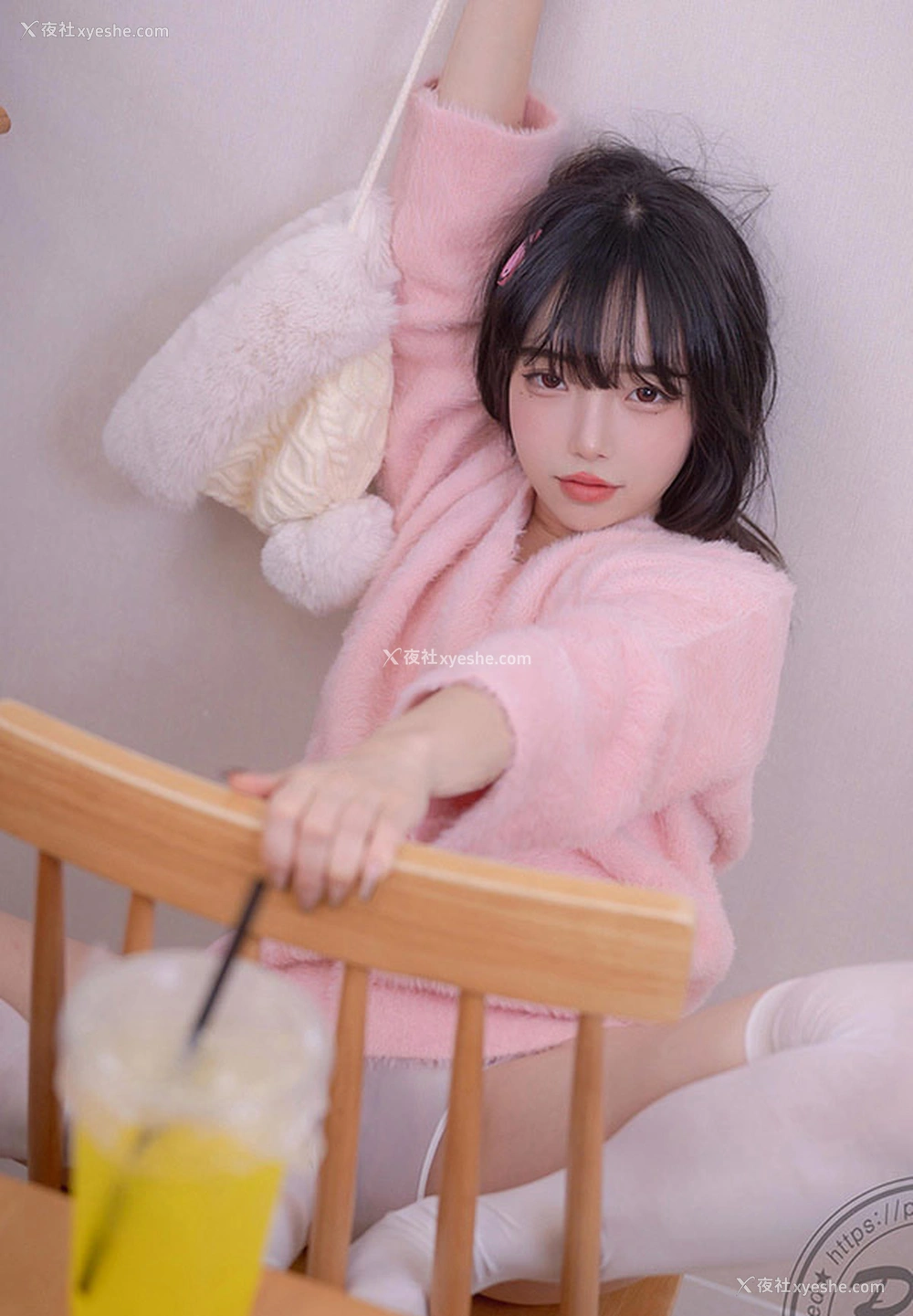 1P - 娇嫩小美女Jelly可爱粉红毛衣尺度写真